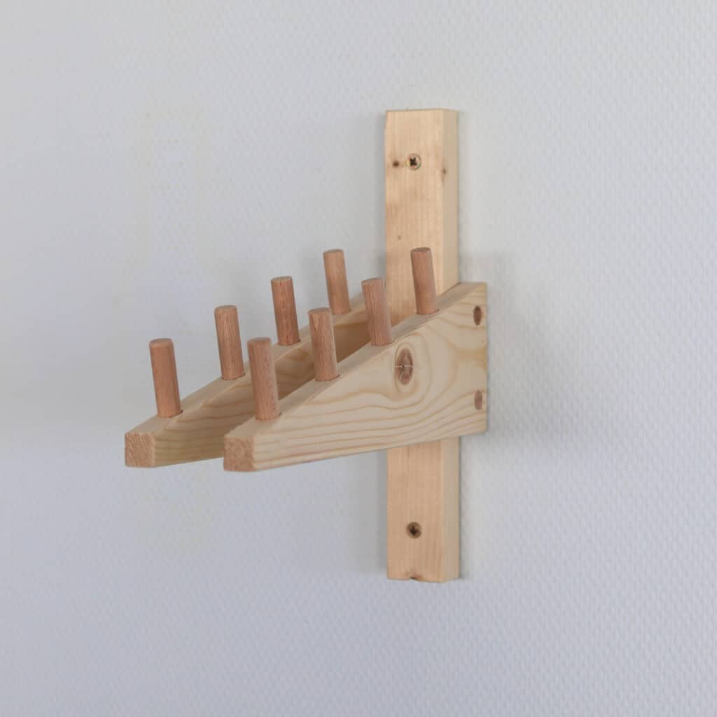 Houten tuingereedschap ophangsysteem met handgesmede haken van Sneeboer & Zn