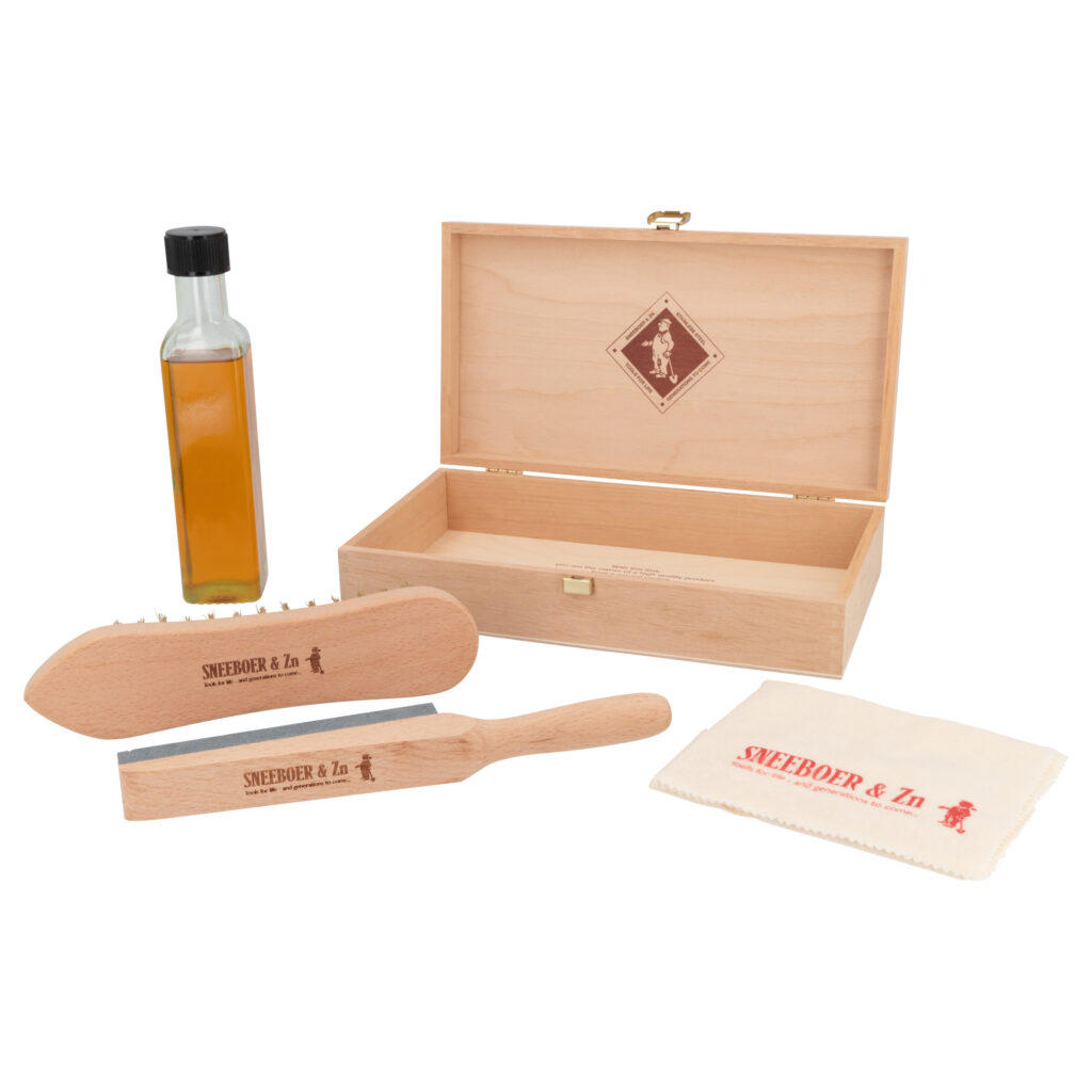 Onderhoudsset van Sneeboer & Zn. met handgesmeed tuingereedschap