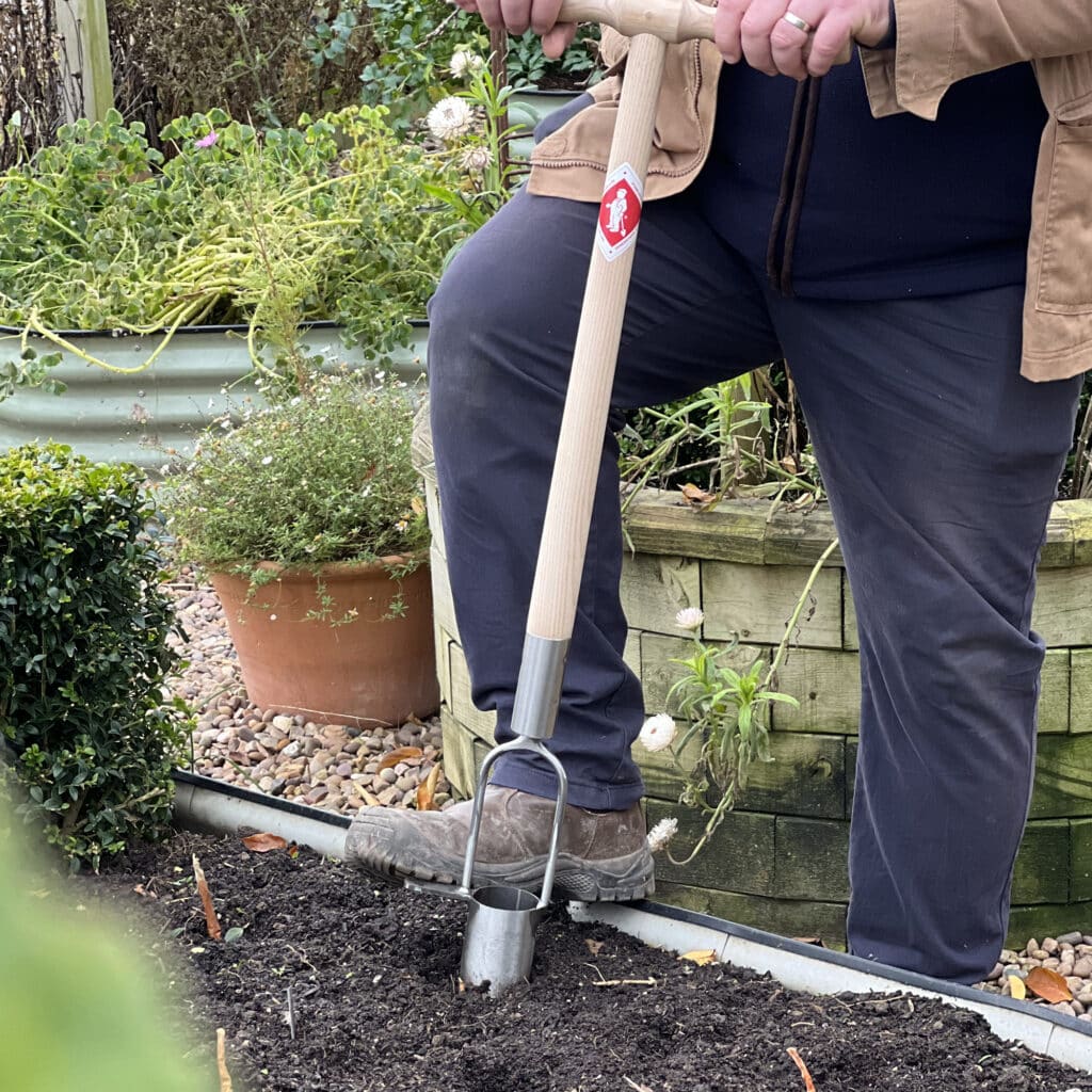 Handgesmede Sneeboer & Zn. bollenpoter in gebruik in tuin