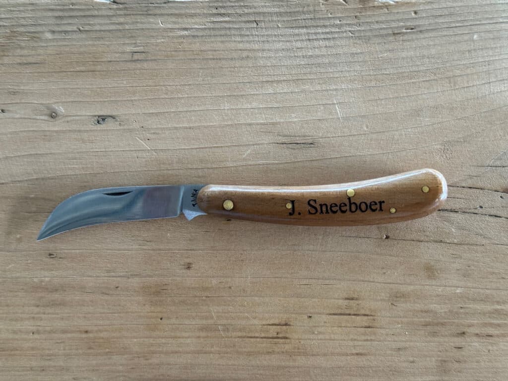 Handgesmeed tina mes 613/10,5 van Sneeboer & Zn