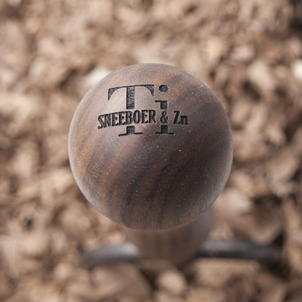 Walnoothouten handvat van titanium handrooivorkje Sneeboer & Zn