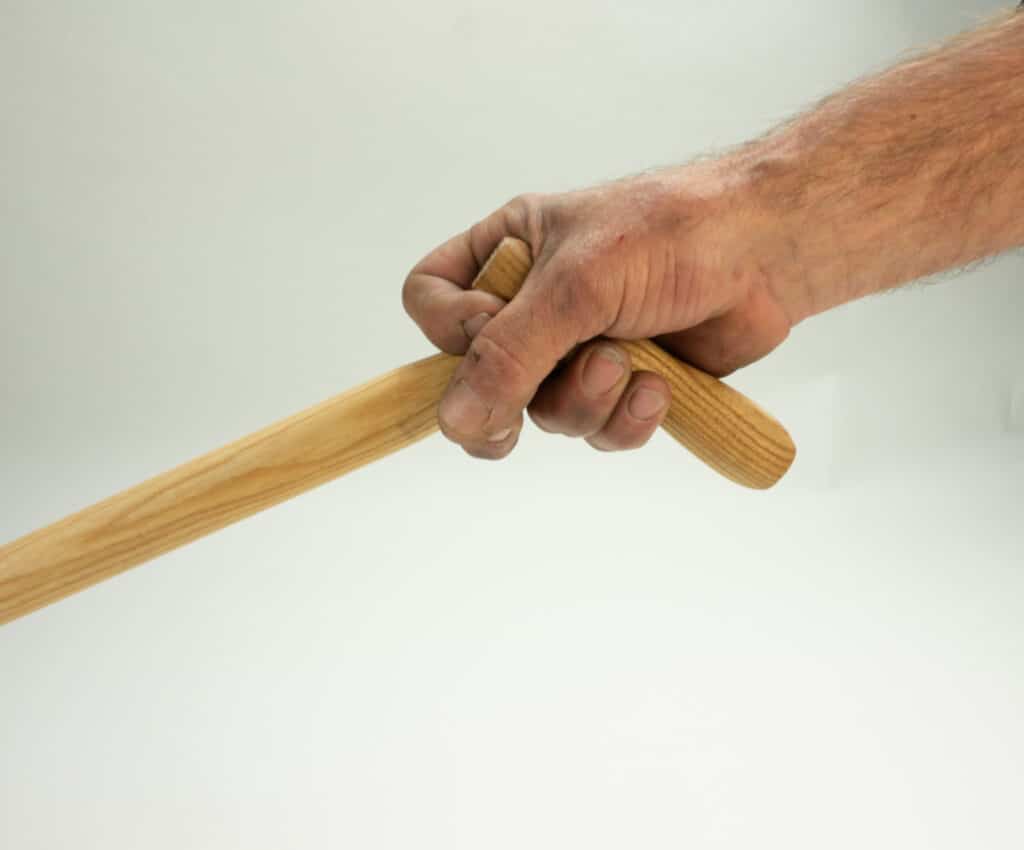 Tuinier houdt handgesmeede Royal Schoffel 12,5 cm van Sneeboer & Zn vast