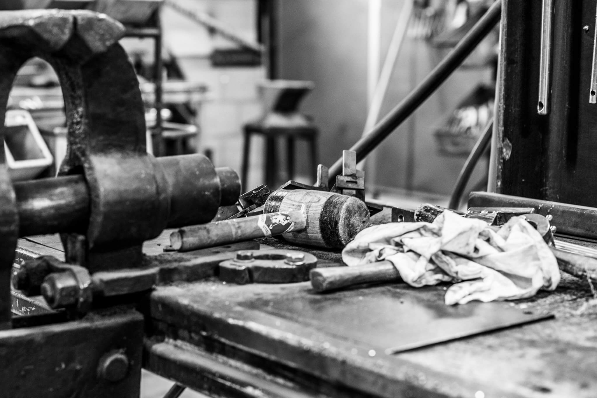 Headerafbeelding Home met handgesmeed tuingereedschap van Sneeboer & Zn