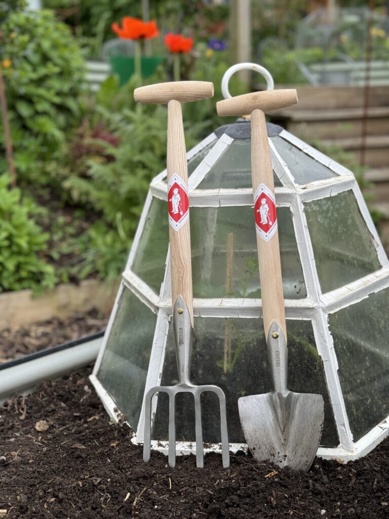 Handgesmeed tuingereedschap uit de speciale collecties van Sneeboer