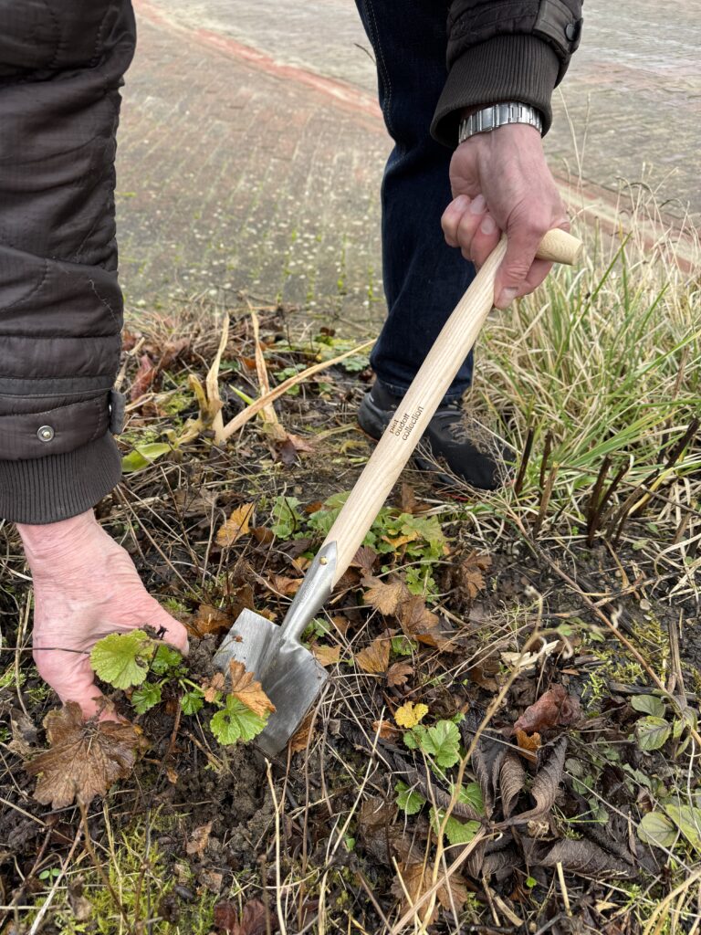 Handgesmede Piet Oudolf handspade van Sneeboer & Zn in tuingrond
